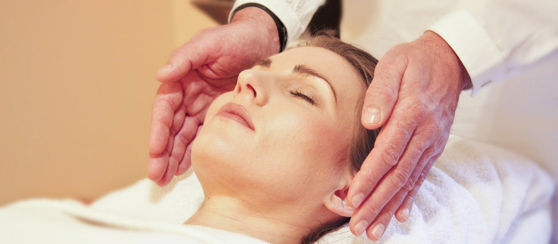 Sesión de Reiki con manos en posición de armonización